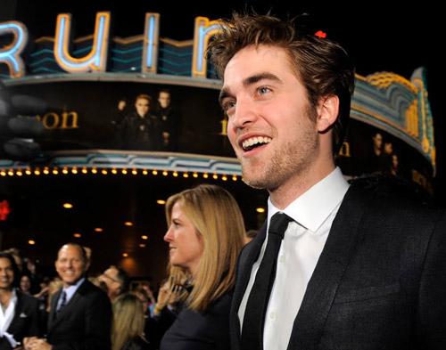Hii, Robert Pattinson Senang Jadi Vampir