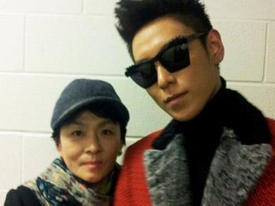Foto T.O.P Big Bang Bersama Ibu Buat Heboh Fans