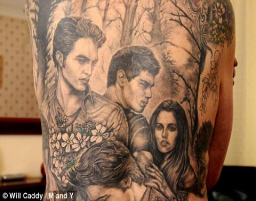 Fans Berat Twilight Buat Tattoo di Punggungnya