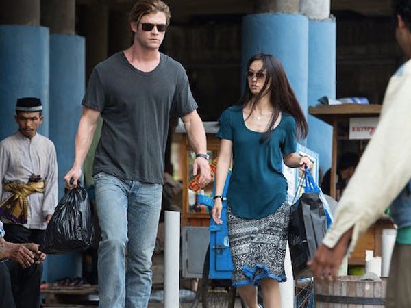 Intip Foto Aktor 'Thor' Chris Hemsworth Jajan Ketoprak Dalam Cuplikan ‘Blackhat’!