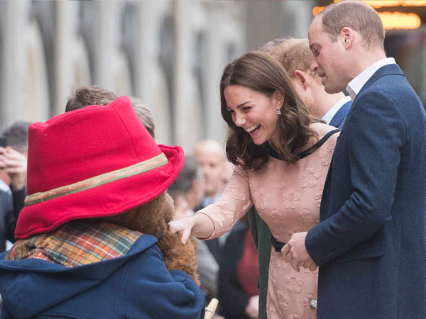 Gemas, Begini Gaya Kate Middleton Dansa Bareng 'Beruang' di Stasiun Kereta Api