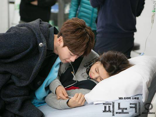 Foto Dibalik Layar 'Pinocchio' Jadi Bukti Kedekatan Lee Jong Suk & Park Shin Hye?