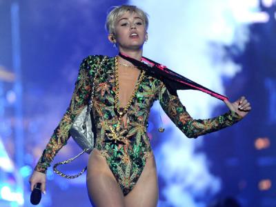 Duh, Miley Cyrus Kedatangan Penyusup di Ruang Ganti Konsernya!