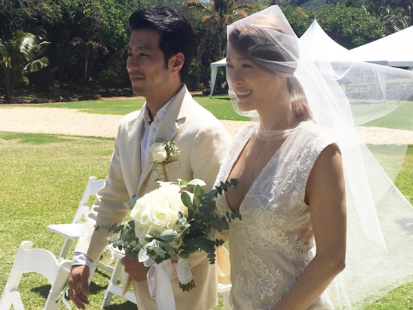 Resmi Lepas Masa Lajang, Intip Momen Bahagia Kahi Saat Menikah di Hawaii
