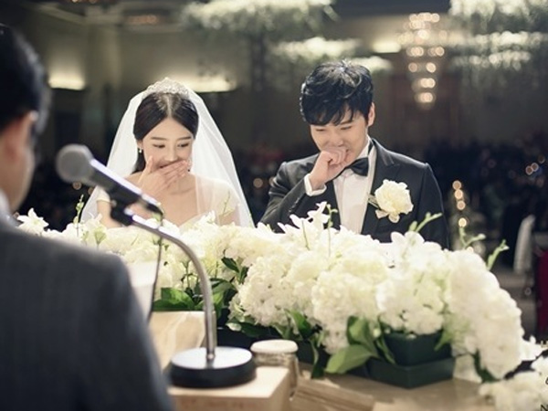 Intip Foto-foto Resmi Kebahagiaan Sungmin Super Junior dan Kim Sa Eun di Hari Pernikahannya