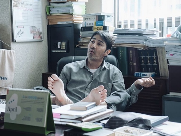 Potret Cha Seung Won Jadi Pengacara Lusuh di Drama 'One Ordinary Day'