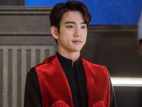 Potret Jinyoung GOT7 Jadi Hakim Gagah di Drama 'The Devil Judge'