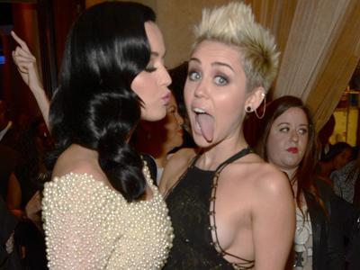 Wah, Miley Cyrus Cium Katy Perry di Panggung 'Bangerz Tour 2014'!