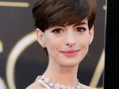 Anne Hathaway Bawa Pulang Piala Oscar Untuk Pertama Kalinya