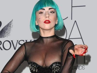 Upss, Lady Gaga Beri Tandatangan di Dada Fans Wanitanya