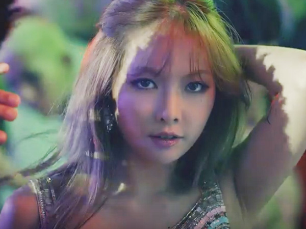 Resmi Comeback, HyunA Jadi Ratu Pesta Klub Malam di MV 'How's This?'