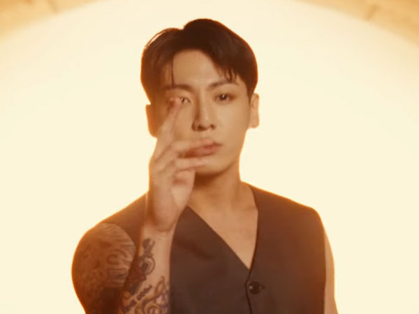 Resmi Merilis GOLDEN, Jungkook BTS Luncurkan MV 'Standing Next to You' Bernuansa Klasik
