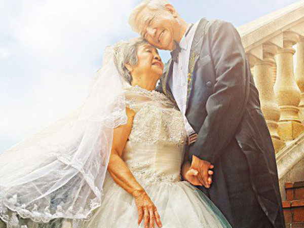 So Sweet, Pasangan Lansia Gunakan Konsep ‘Descendants of the Sun’ Untuk Pesta Pernikahannya!