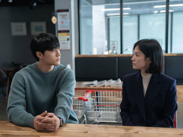 Song Hye Kyo Cerita Kejadian Lucu dengan Anjing Lee Do Hyun di Lokasi Syuting 'The Glory'