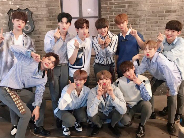 Intip Aksi Kocak Wanna One Lakukan Yoga Sambil Minum Bir