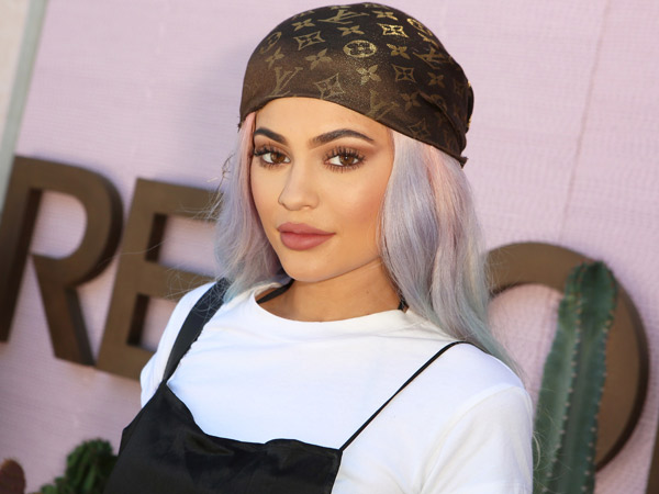 Sukses di Dunia Kecantikan, Kylie Jenner Akan Rambah Profesi Tarik Suara?