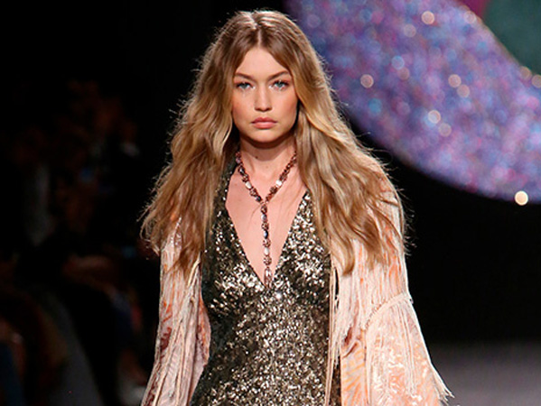 Alami Insiden Saat Berjalan di Runway New York Fashion Week, Bagaimana Reaksi Gigi Hadid?
