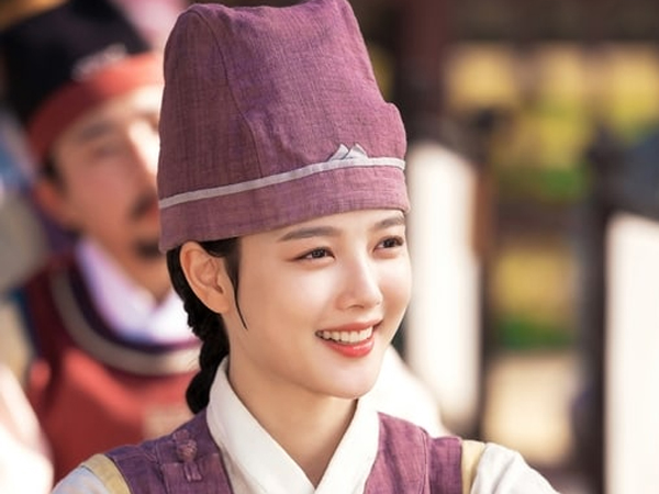 Kim Yoo Jung Semangat Ikuti Kompetisi Melukis di Episode Terbaru ‘Lovers of the Red Sky’