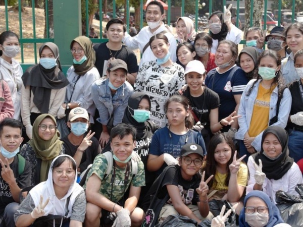 Awkarin & Raden Rauf Lakukan Aksi Bersih-Bersih di Depan Gedung DPR, Tidak Lupa Ajak Followers