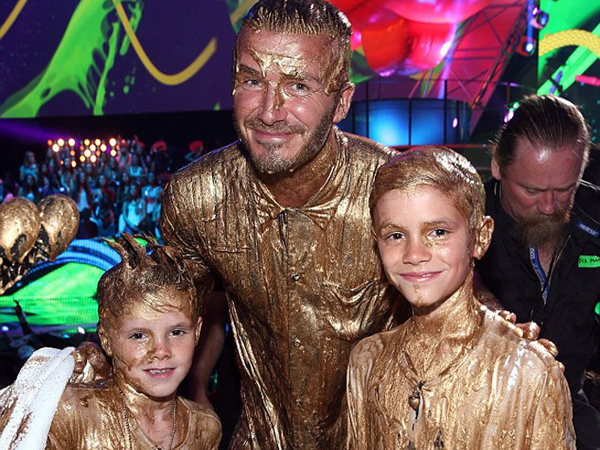 Keseruan David Beckham dan Dua Puteranya Saat Bermandikan Emas