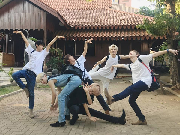 NCT Dream Belajar Batik di Museum Tekstil, Fans: Lokal Banget!