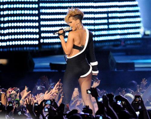 Rihanna Batalkan Konser Lagi di Swedia