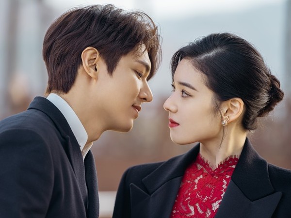 Lee Min Ho dan Jung Eun Chae Unjuk Kedekatan yang Dingin di Drama The King: Eternal Monarch
