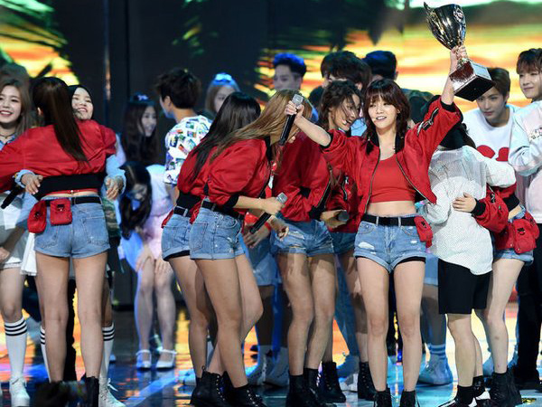 TWICE Jadi Pemenang ‘Music Bank’ Sebenarnya, Bagaimana Nasib Piala di Tangan AOA?