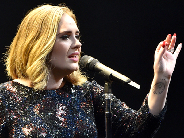 Adele Tangkap Momen Lamaran Sepasang Kekasih di Konsernya