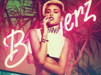 Miley Cyrus akan Bagikan Koleksi Pribadinya di Konser Bangerz Tour 2014