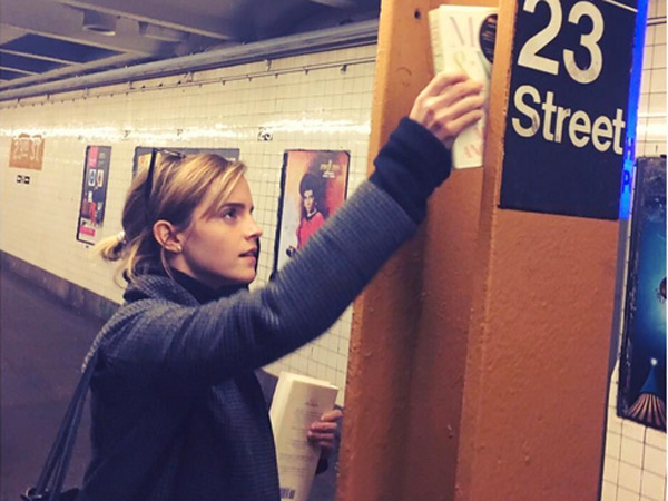 Selipkan 100 Buku Di Stasiun Bawah Tanah, Apa Alasan Emma Watson Melakukannya?
