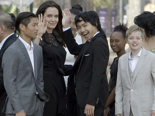 Berkunjung ke Kamboja, Angelina Jolie dan Anak-anaknya Makan Kalajengking dan Tarantula