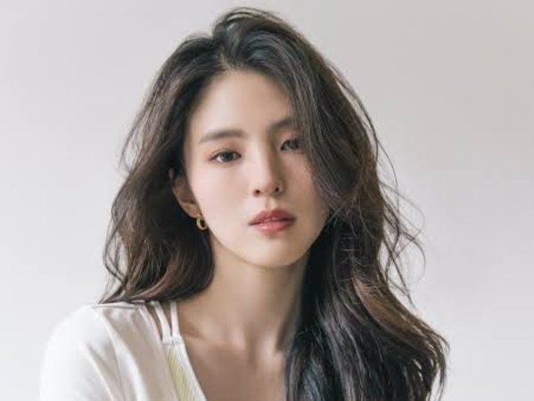 Agensi Bantah Han So Hee Gantikan Seo Ye Ji di Drama 'Island'