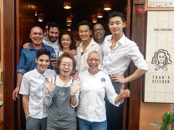Gantengnya Park Seo Joon Jadi Pelayan Berseragam Putih di Foto Bocoran 'Youn's Kitchen: Season 2'