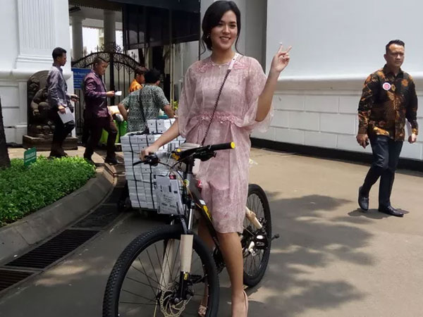Hari Musik Nasional, Presiden Jokowi Hadiahkan Raisa Sebuah Sepeda!