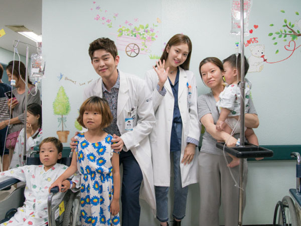 Tepati Janji, Lee Sung Kyung dan Yoon Kyun Sang Beri Pelukan Gratis di Lokasi Syuting 'Doctors'