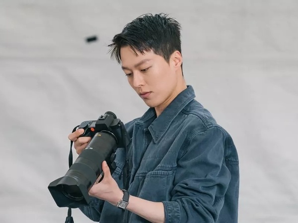 Pesona Jang Ki Yong sebagai Fotografer di Drama Baru Bareng Song Hye Kyo