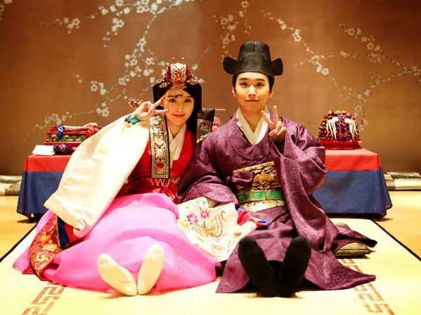 Sungmin Super Junior dan Istri Beri Ucapan Tahun Baru Lunar Lengkap dengan Hanbok