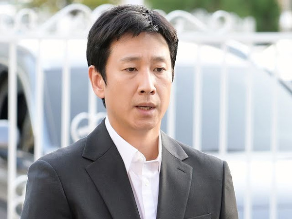 Lee Sun Kyun Muncul Pertama Kali di Publik Usai Tuduhan Penyalahgunaan Narkoba