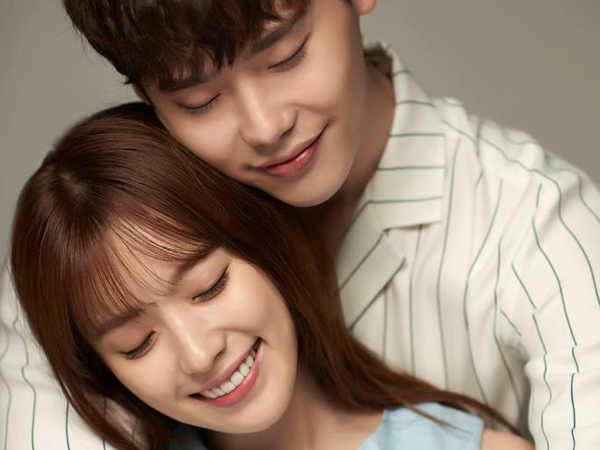 Pakai Baju Couple, Lee Jong Suk dan Han Hyo Joo Tengah Asik Berkencan?