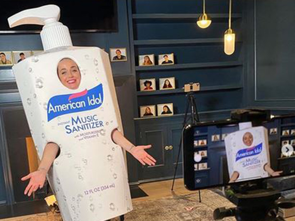 Syuting dari Rumah, Katy Perry Bergaya Pakai Kostum Hand Sanitizer