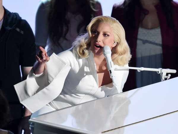 Dukung Korban Pelecehan, Lady Gaga Tampil Mengharukan di Panggung Oscar 2016