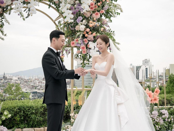 Agensi Bagikan Foto-foto Pernikahan Son Dam Bi dan Suami