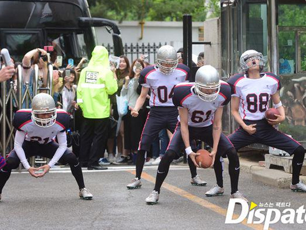 Datang ke KBS 'Music Bank', EXO Hebohkan Fans dengan Kostum American Football!
