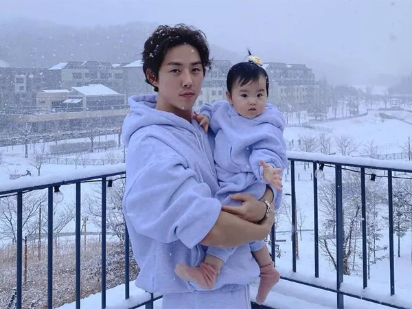Aktor Baek Sung Hyun dan Putri Kecilnya Akan Tampil di 'The Return of Superman'