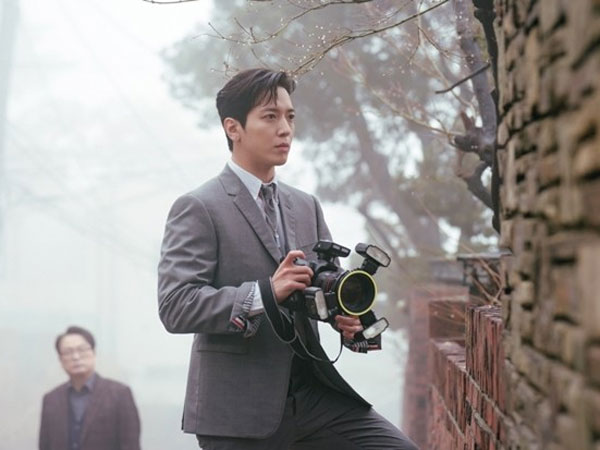 Penampilan Jung Yong Hwa Jadi Penipu Ulung di Drama Daebak Real Estate
