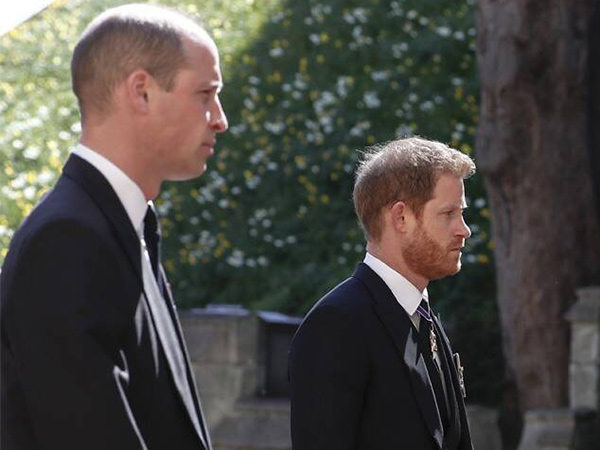 Momen Pangeran Harry dan Pangeran William Akur di Pemakaman Pangeran Philip