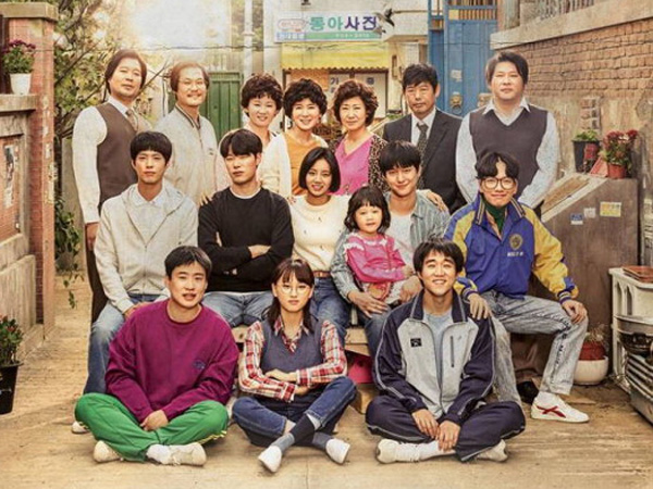 Para Pemeran Drama 'Reply 1988'  Tunjukan Gaya 'Jadul' Dalam Poster Terbaru!