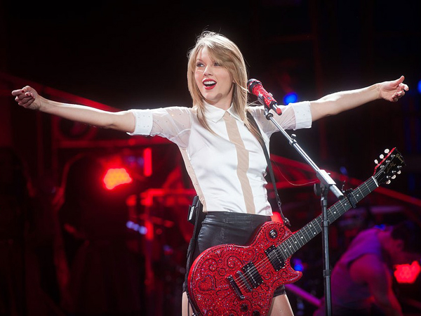 Taylor Swift Belajar Main Gitar Hingga Jarinya Berdarah?