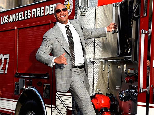 Dwayne 'The Rock' Johnson Naik Truk Pemadam Kebakaran ke Lokasi Premier 'San Andreas'!